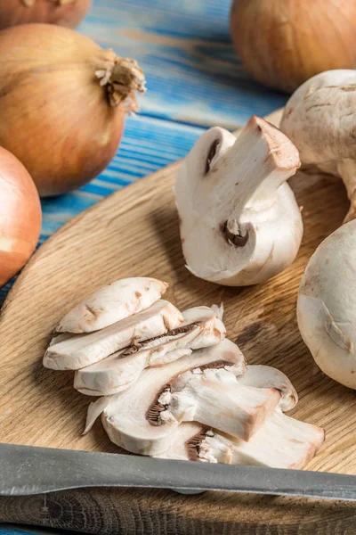 Geschnittene rohe Champignons. — Stockfoto