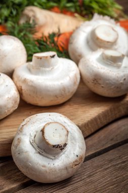 kesme tahtası üzerinde taze mantar.