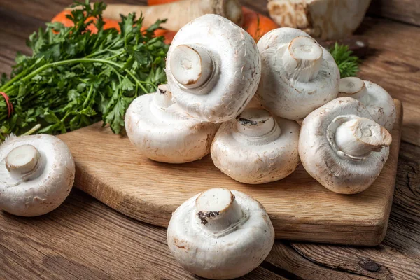 Свіжі гриби на обробній дошці . — стокове фото