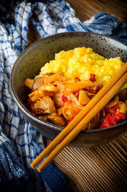 Ahşap tab tavuk ve sebze parçaları ile safran pirinç