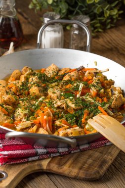 Kızarmış tavuk parçaları sebzeli.