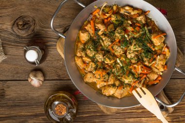 Kızarmış tavuk parçaları sebzeli.