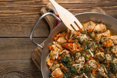 Kızarmış tavuk parçaları sebzeli.