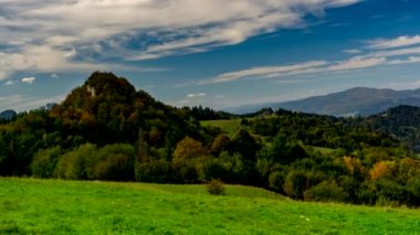 Gün Batımında Pieniny Dağları'nın görünümü.