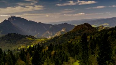 Gün Batımında Pieniny Dağları'nın görünümü.