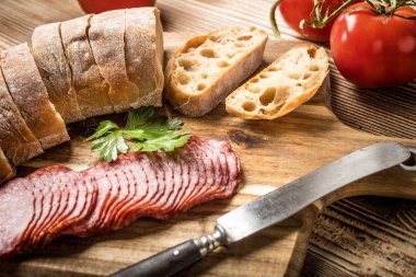 İtalyan ciabatta ekmek Salam ile dilim kesilmiş.