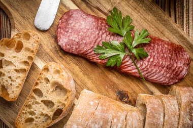 İtalyan ciabatta ekmek Salam ile dilim kesilmiş.