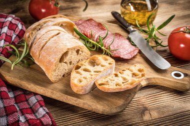 İtalyan ciabatta ekmek Salam ile dilim kesilmiş.