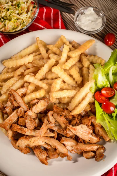 Giros griegos dis con papas fritas y ensalada —  Fotos de Stock