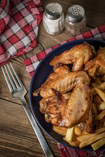 감자 튀김와 구운된 닭 날개. — 스톡 사진
