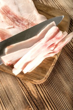 Taze pastırma dilimlenmiş.