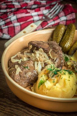 Patates püresi ve p ile kızarmış tavuk karaciğer soğan ile servis