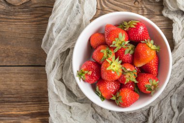 Ev bahçesinden taze çilek.