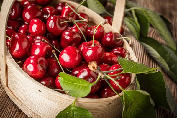 Sweet cherries in a wooden basket. — Stock Photo, Image
