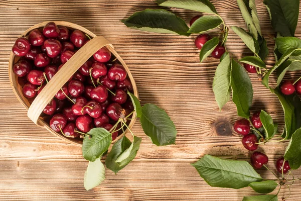 Süßkirschen in einem Holzkorb. — Stockfoto