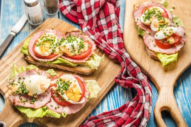 Sandviç domates, yumurta ve marul.