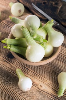 Beyaz genç soğan.