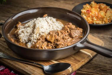 Pişirilmiş etli arpa kabuğu çıkarılmış tane.