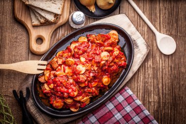 Lecho - biber, soğan ve sosis ile güveç.