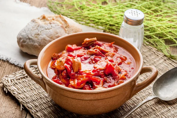 Lecho - guiso con pimientos, cebollas y salchichas . — Foto de Stock