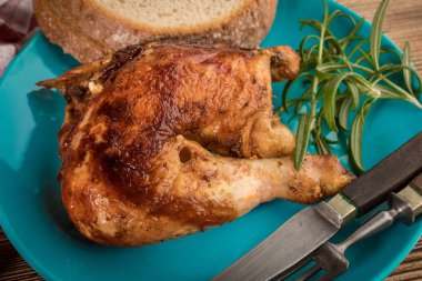 Kızarmış tavuk parçaları.