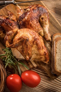 kızarmış tavuk parçaları.