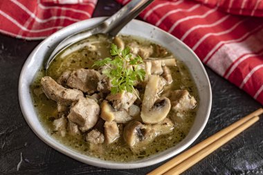 Domuz eti ve kase mantar çorbası.