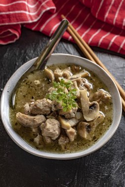 Domuz eti ve kase mantar çorbası.