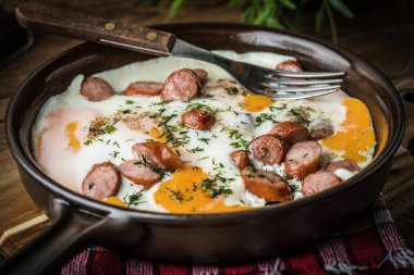 Yumurta ile doğranmış sosis pişmiş lezzetli.