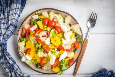 Peynirli salata ve taze sebze..