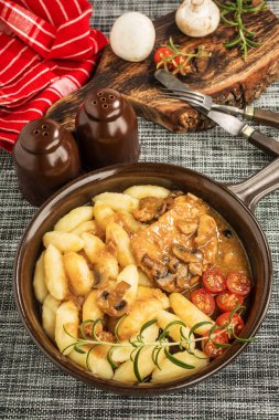 Mantar ile kızarmış domuz pirzola.