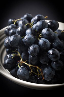 Kabın içinde Kara üzüm.