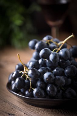 Kabın içinde Kara üzüm.