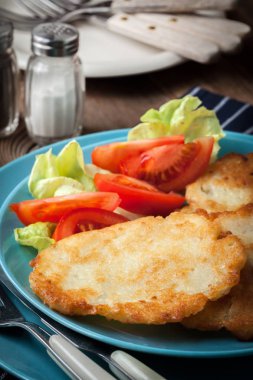 Çıtır çıtır kızarmış ev yapımı patates gözlemesi.