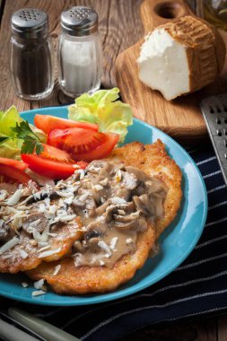 Mantar soslu çıtır çıtır kızarmış ev yapımı patates gözlemesi.