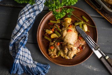 Sebzeli tavuk eti pişirmek için hazırlanmıştır.