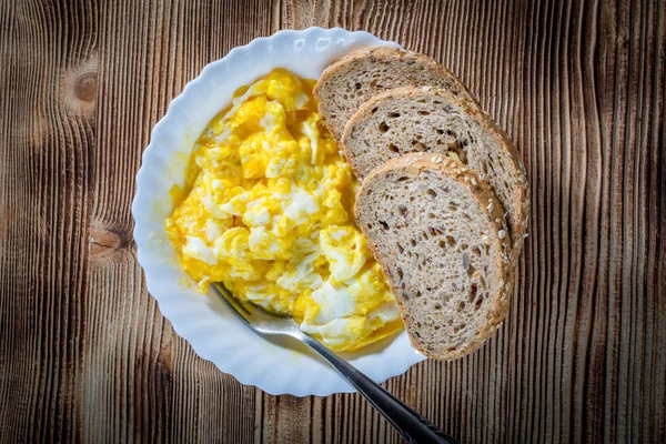 Míchaná vejce podávaná s chlebem. — Stock fotografie