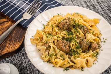 Domuz eti köfte ve dereotu soslu tagliatelle makarna. Seçici 