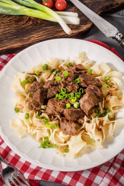 Tagliatelle makarna ile haşlanmış sığır eti.