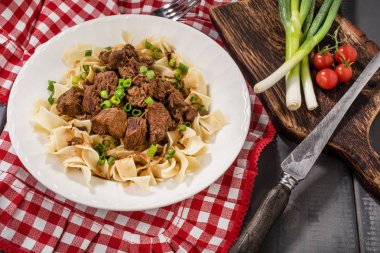 Tagliatelle makarna ile haşlanmış sığır eti.