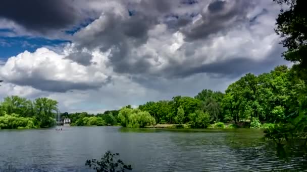 Grüner Stadtpark Mit Gartenteich Bäumen Und Blauem Himmel — Stockvideo