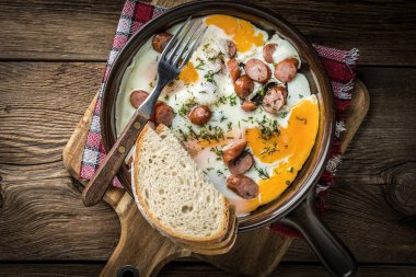 Yumurta ile doğranmış sosis pişmiş lezzetli.