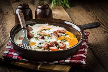 Yumurta ile doğranmış sosis pişmiş lezzetli.