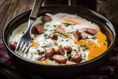 Yumurta ile doğranmış sosis pişmiş lezzetli.