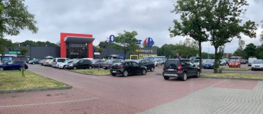 Carrefour süpermarketinin önünde park etme.