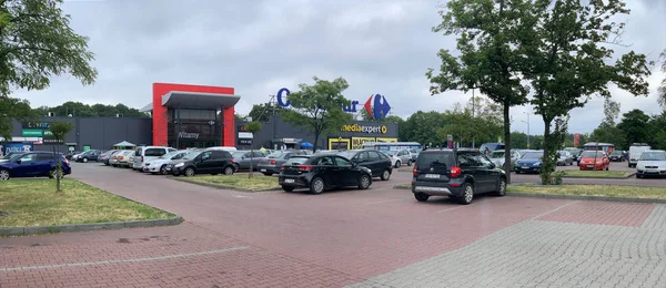 Carrefour süpermarketinin önünde park etme.