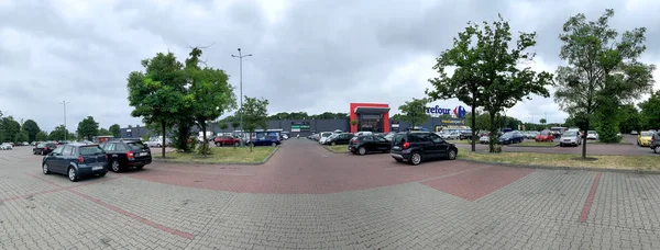 Parking in front of the Carrefour supermarket. — Stock Photo, Image