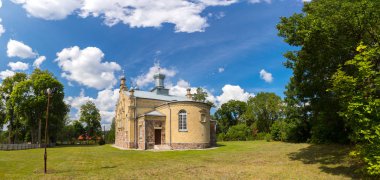 Krolowy Most, Polonya - 03 Ağustos 2019: Krolowy Most'taki St. Anna Ortodoks kilisesi.