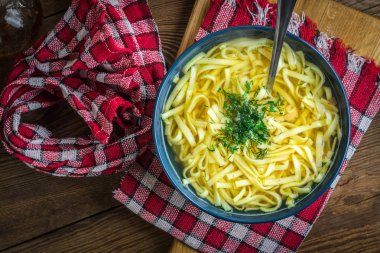 Suyu - bir kase tavuk çorbası.