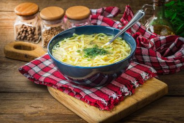 Suyu - bir kase tavuk çorbası.